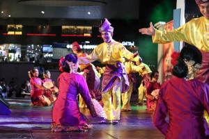 [포토]성동구, 왕십리광장에서 '세계 민속 춤 축제' 열려